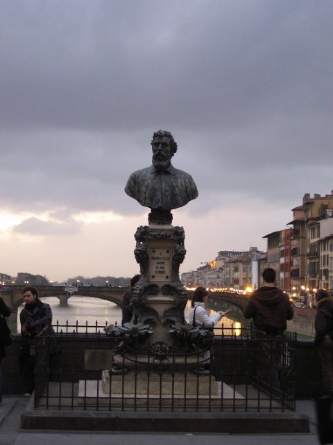 Ponte Vecchio-08.JPG - In the middle of the bridge in 1900, a bronze bust of Benvenuto Cellini was placed.